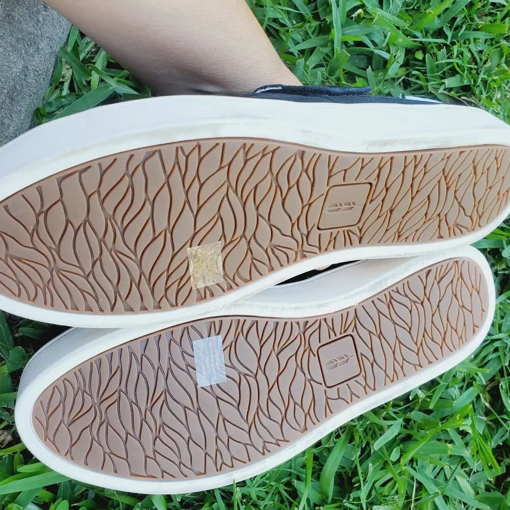 Revitalion black sneakers